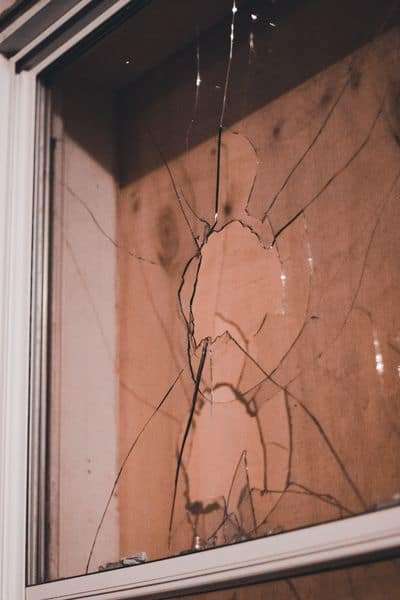 Robo y daños por robo en un hogar en cristal de ventana