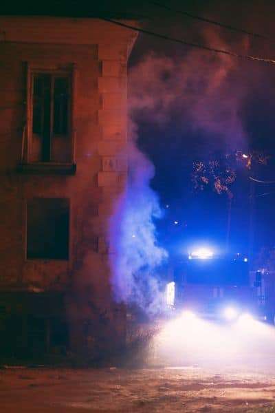 humo desde el exterior de vivienda puede afectar y causar daños por humo en hogar