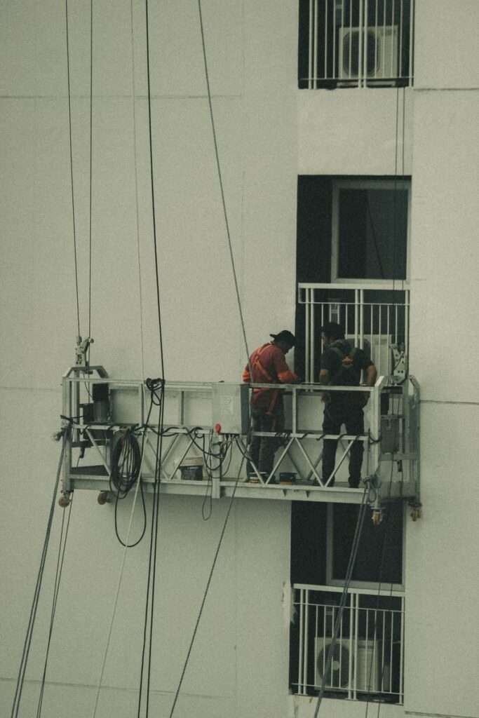 Dos obreros trabajando en localización y reparación de averías