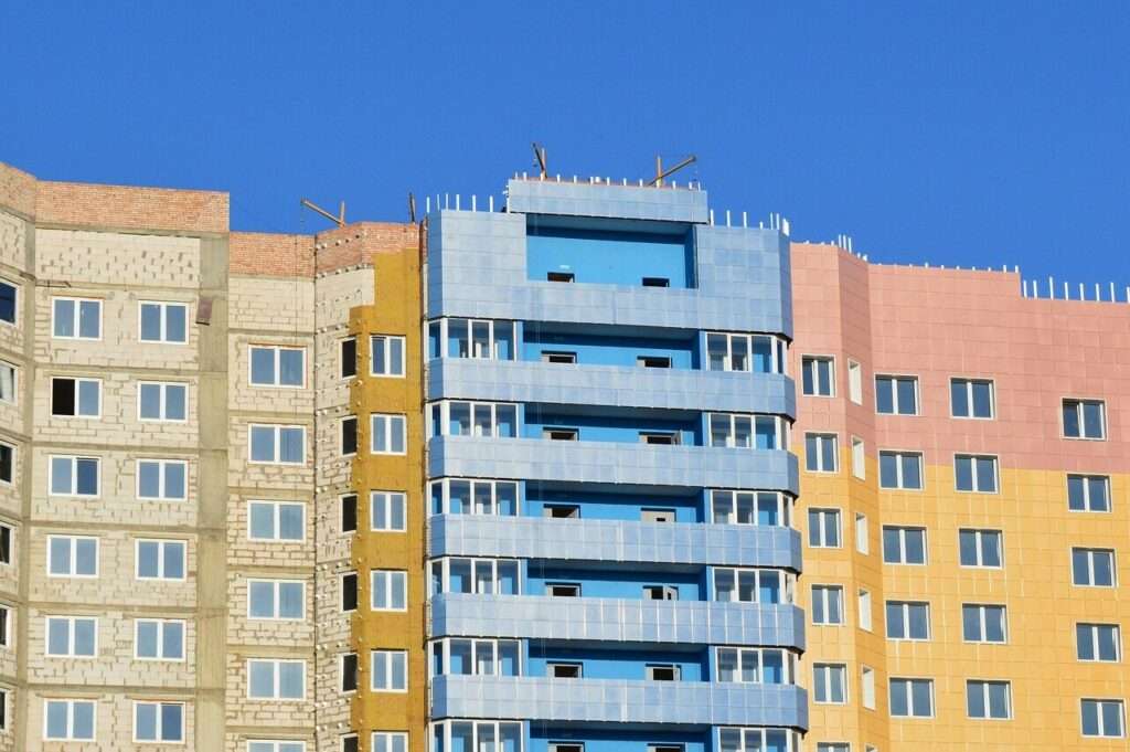 Edificio viviendas donde hay posible causante de siniestro: seguro de comunidad o de hogar