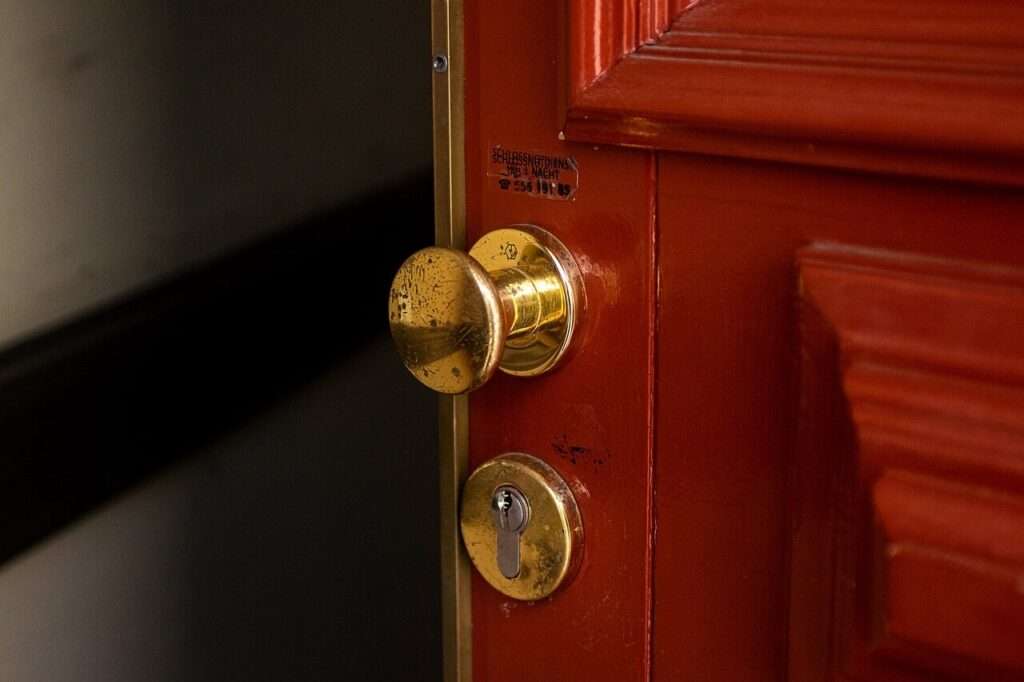 Puerta por la que robaron y ahora demostrar bienes robados seguro