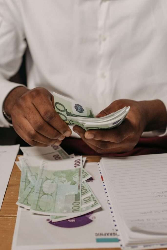 Por daños al vecino ¿quién paga? Hombre preparando pago.