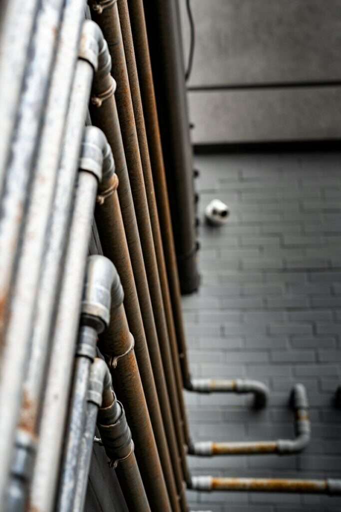 Tuberías de edificio de viviendas con instalaciones antiguas que seguro hogar no cubre