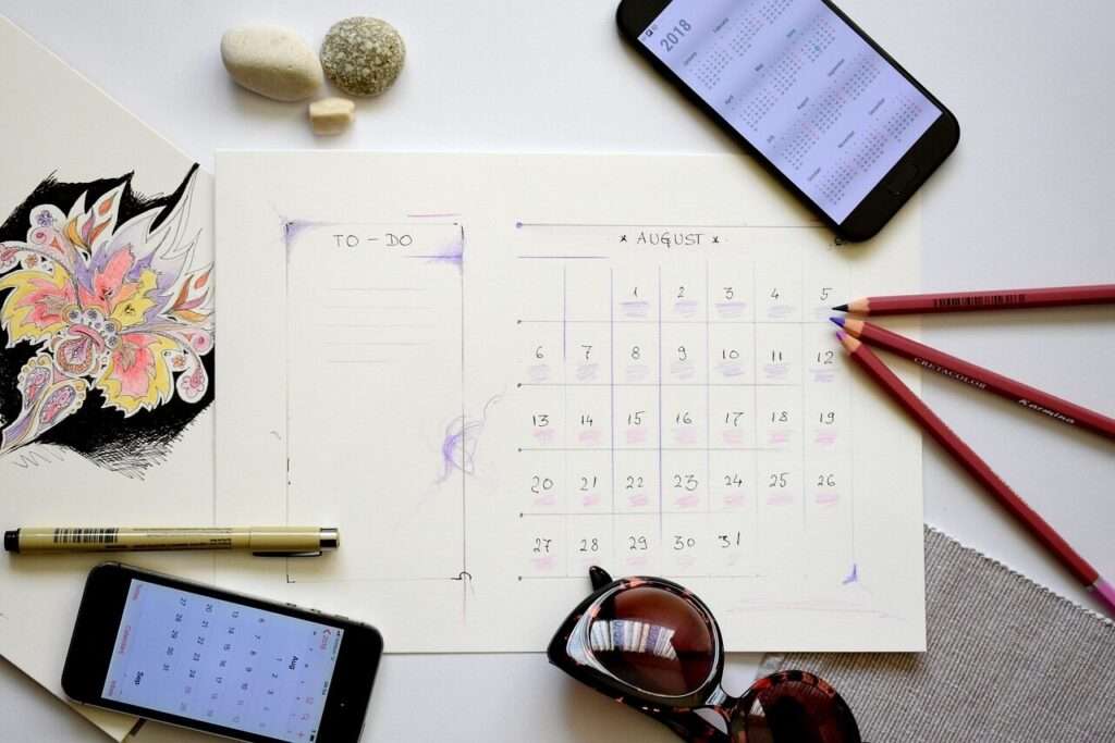 Escritorio preparado para comparar coberturas seguro hogar