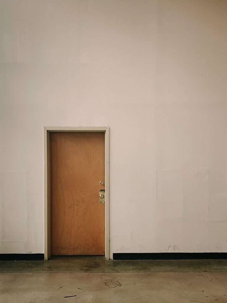 Puerta de vivienda con riesgo de sufrir robo por bumping